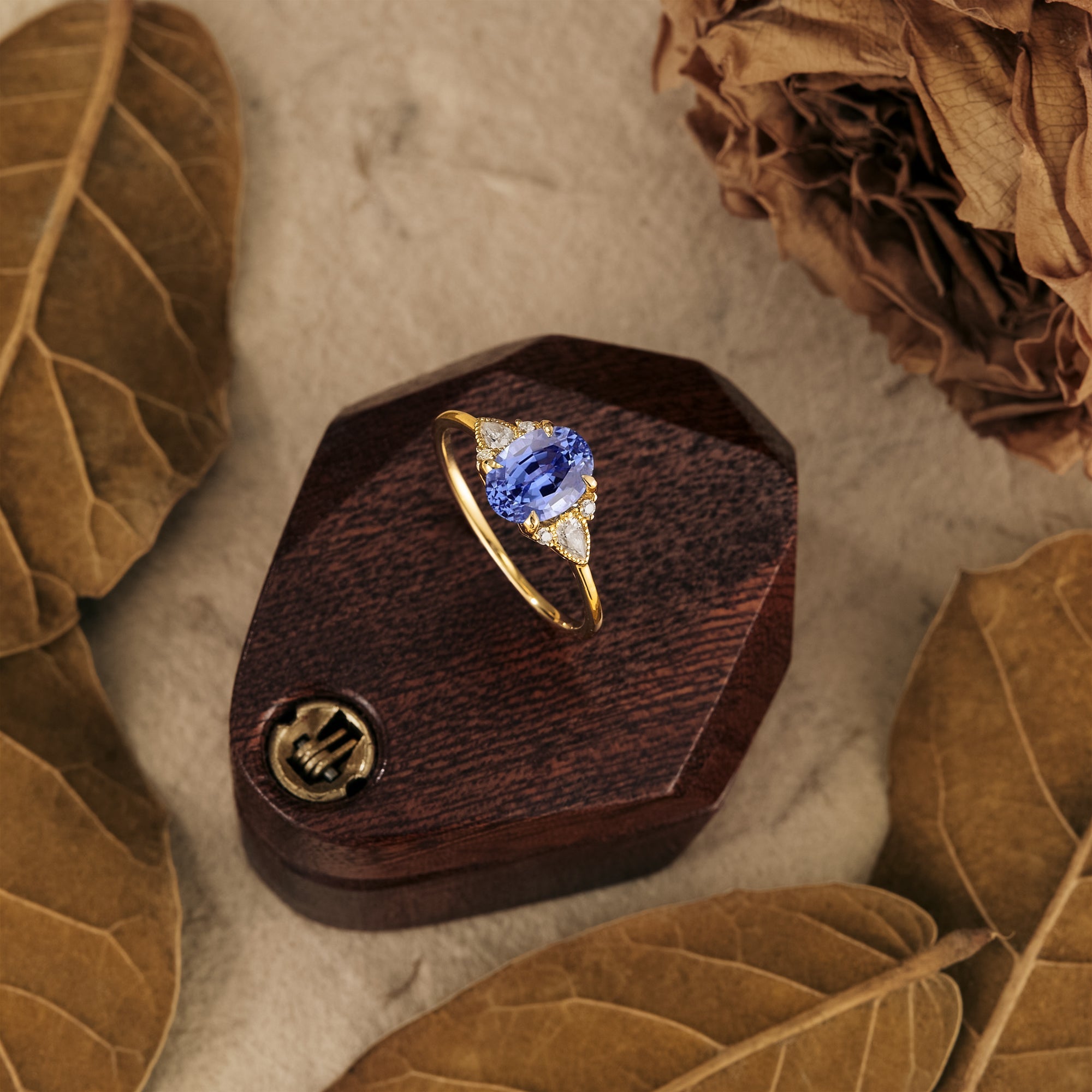Кольцо из золота 18 карат с сапфиром овальной огранки 6*8 мм, обручальное кольцо с тремя камнями
