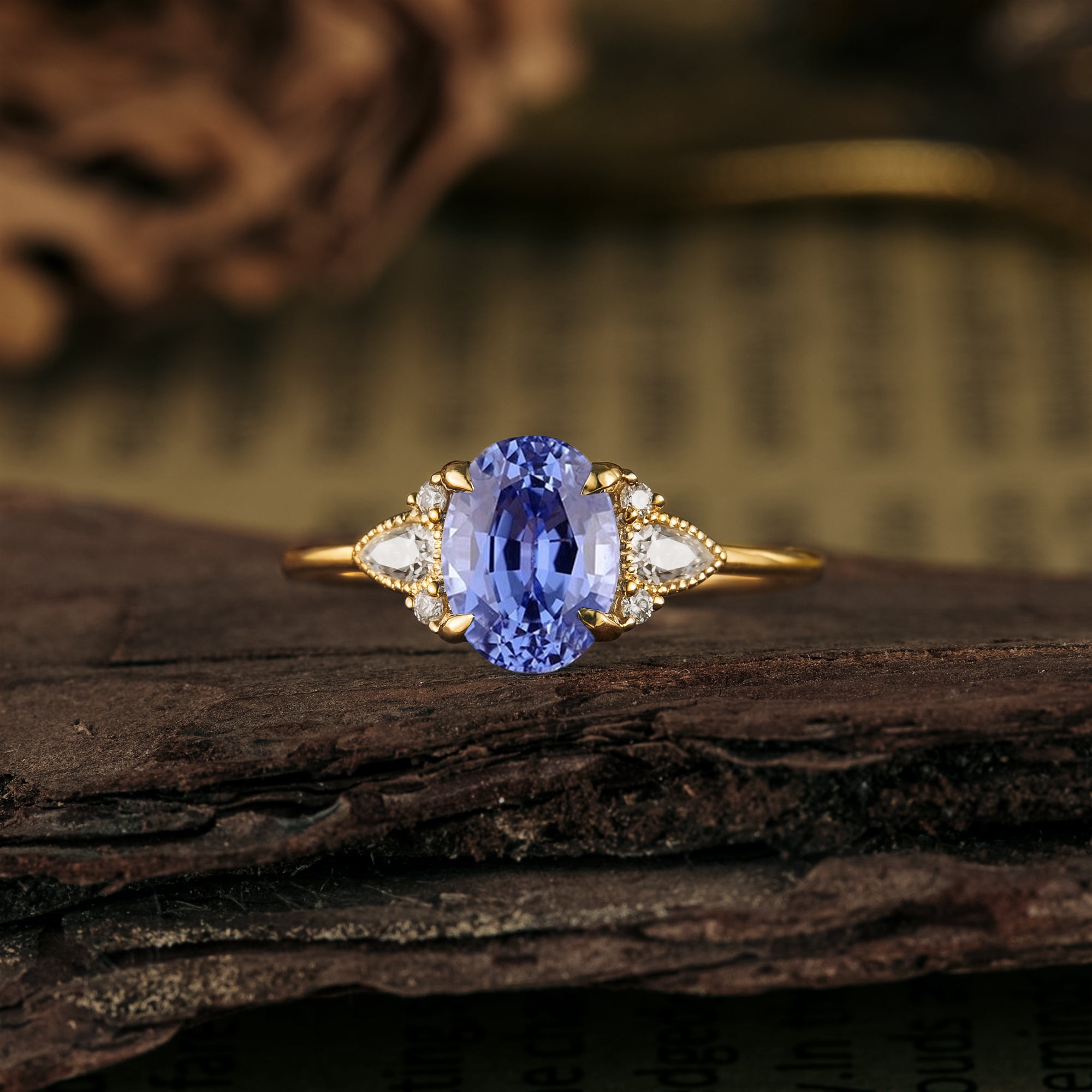 Кольцо из золота 18 карат с сапфиром овальной огранки 6*8 мм, обручальное кольцо с тремя камнями