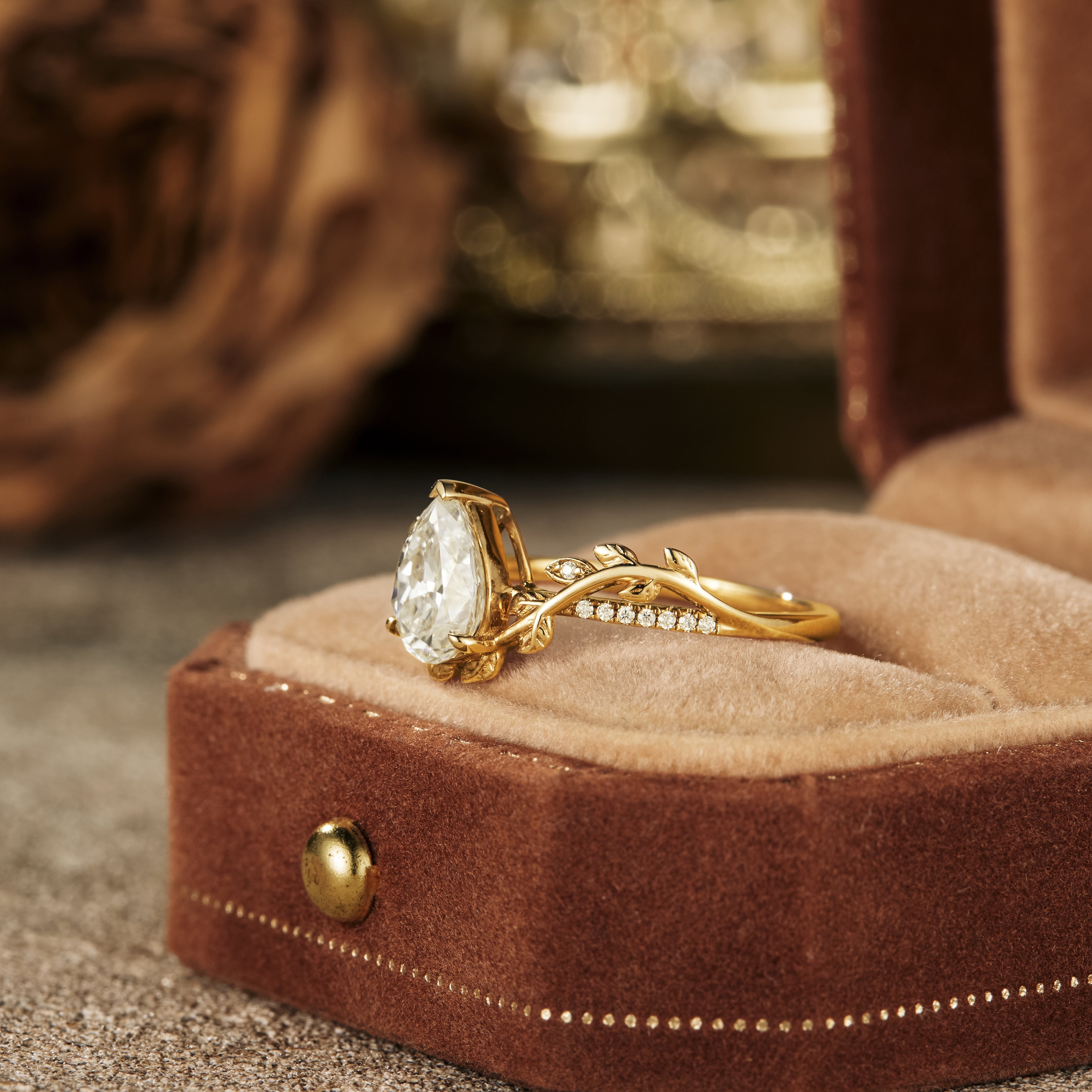 Обручальное кольцо в природном стиле с муассанитом груша 6*8 мм